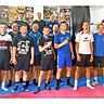 Beim Box-Training im Gym von Olympiassieger Andreas Zülow (2.v.r.) kamen die Gadebuscher Landesligafußballer gehörig ins Schwitzen. TSG Gadebusch