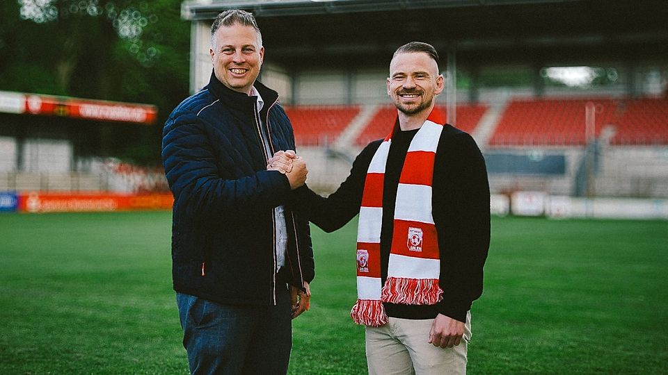 Sportvorstand Dennis Kocker (links) mit Kevin Freiberger.