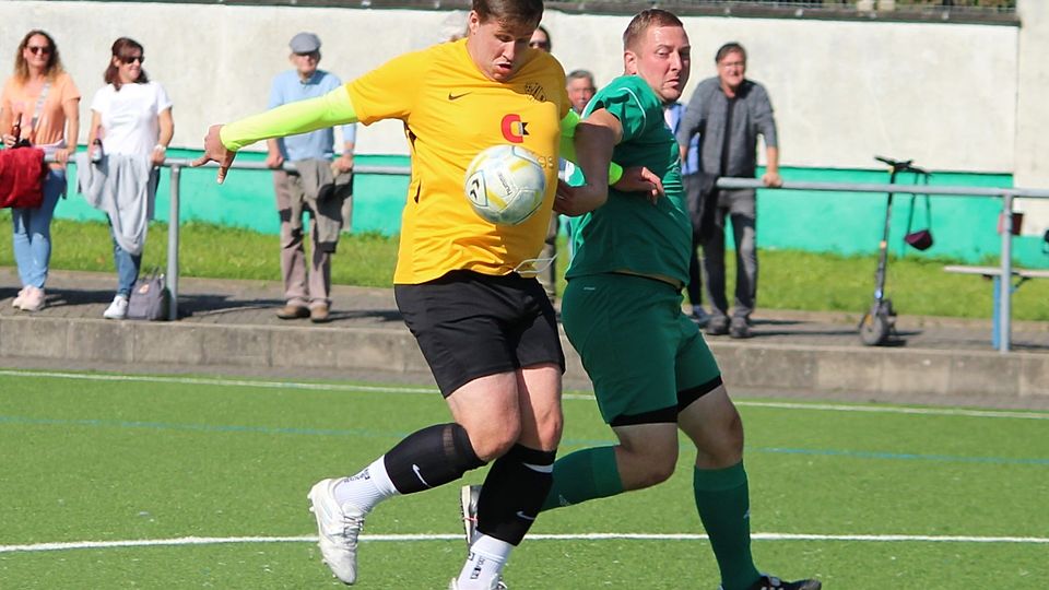 Hatte mit seinem Doppelpack maßgeblichen Anteil am daarler Punktgewinn: Nicola Kamy (li.), hier gegen Michael Imiela