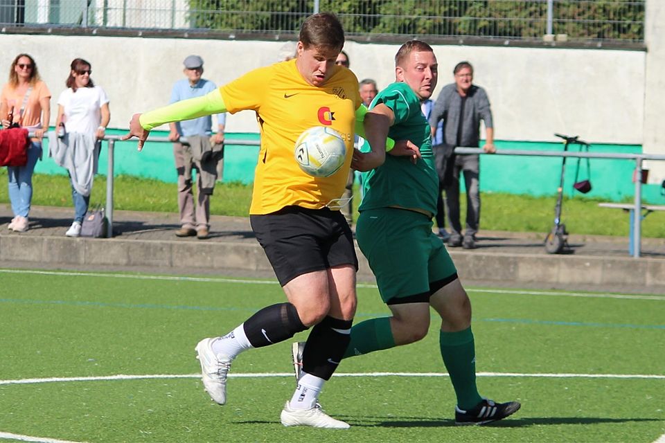 Hatte mit seinem Doppelpack maßgeblichen Anteil am daarler Punktgewinn: Nicola Kamy (li.), hier gegen Michael Imiela