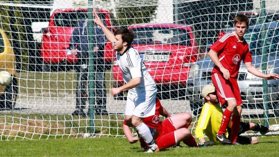 Die Vorentscheidung: Christen Jarne Schoebel (weißes Trikot) erzielt das 2:0 für Waltershofen gegen Rohrdorf. kopf