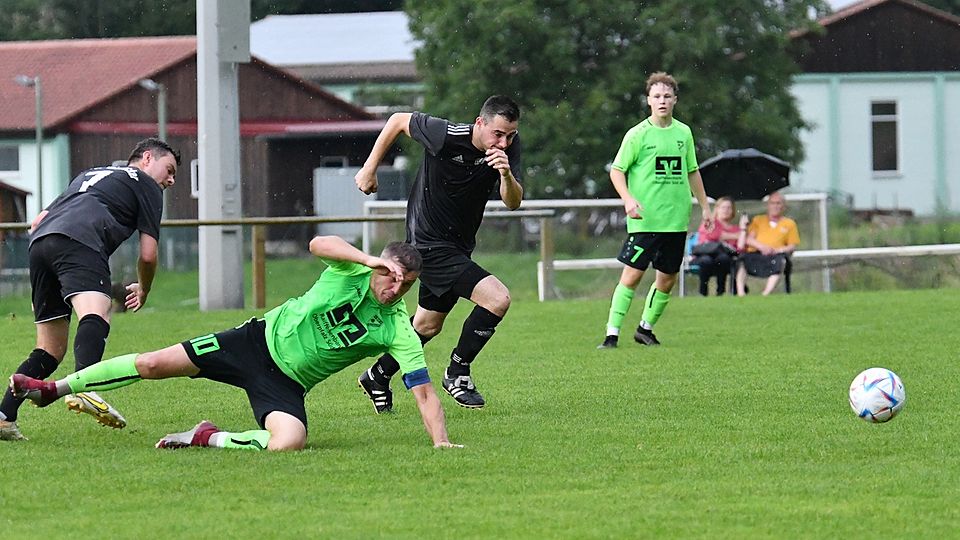 Die SpVgg Hainsacker (in Schwarz) brachte den SV Sulzbach zu Fall – wenn auch knapp.