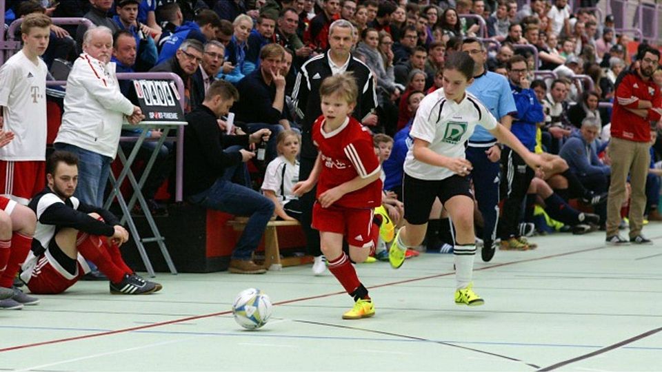 Der Altenburger Paul Diehl hat sich im E-Junioren-Endspiel an der Seitenauslinie gegen die Bechtelsbergerin Adianez Leon Pujol durchgesetzt.