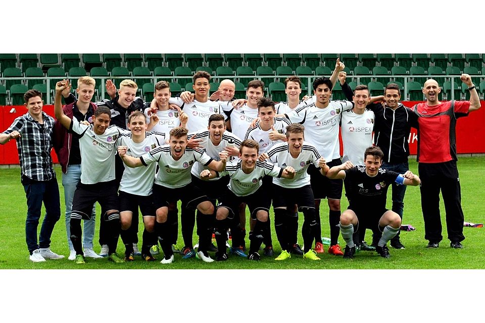 Die U19-Fußballer des JFV A/O/Heeslingen freuen sich zum Saisonabschluss über einen 5:3-Heimsieg. Das Team von Trainer Dirk Jacobi steckte lange Zeit im Abstiegskampf und beendete die Spielzeit auf dem siebten Tabellenplatz.Krause
