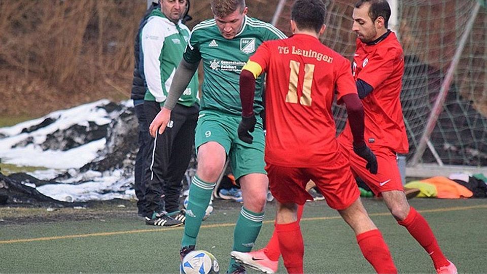 Interessiert beobachtet Margertshausens Trainer Murat Birlik, wie sich „Heimkehrer“ Tobias Hieber gegen zwei Kontrahenten durchsetzt. Der SSV geht als Spitzenreiter in die Restsaison.  Foto: Oliver Reiser