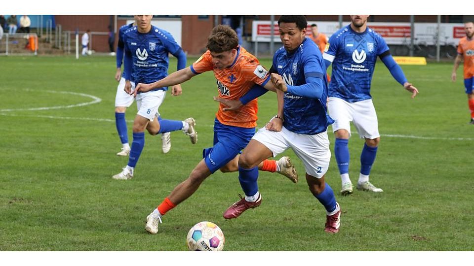 Spielen in der Fußball-Hessenliga 3:3 gegen Türk Gücü Friedberg: Joshua Enobre (r.) und der VfB Marburg. © Jens Schmidt