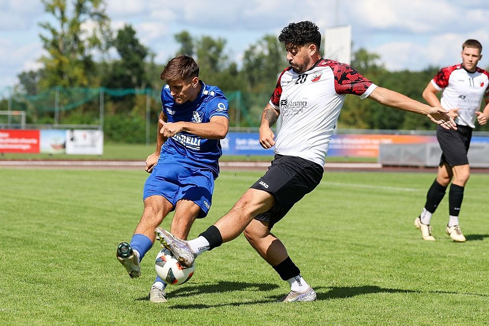 Der Kissinger SC mit Simon Vassalio (links) tat sich schwer gegen Mert Soelen und den TSV Pfersee.