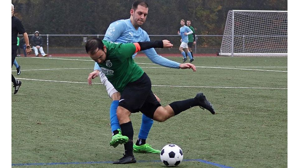 Erfolgreich in den Weg gestellt: Tobias Fiederlein von der SG Westhofen/Gundheim/Abenheim stoppt Gäste-Kapitän Tobias Fiederlein (SG Armsheim/Flonheim).	Foto: Christine Dirigo/pakalski-press
