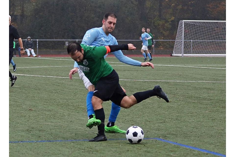 Erfolgreich in den Weg gestellt: Tobias Fiederlein von der SG Westhofen/Gundheim/Abenheim stoppt Gäste-Kapitän Tobias Fiederlein (SG Armsheim/Flonheim).	Foto: Christine Dirigo/pakalski-press