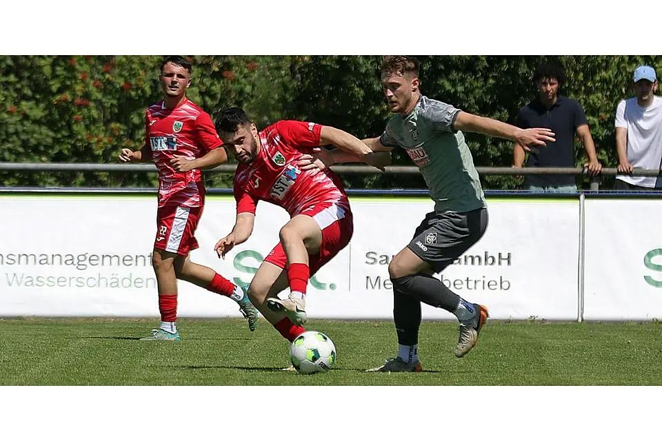 Zu Saisonbeginn mit wenig Einsatzminuten, aber zuletzt sehr gut in Form: Wormatias Mittelfeldspieler Kaan Özkaya (links) im Kampf um den Ball mit Bastian Hommrich von der Arminia aus Ludwigshafen.
