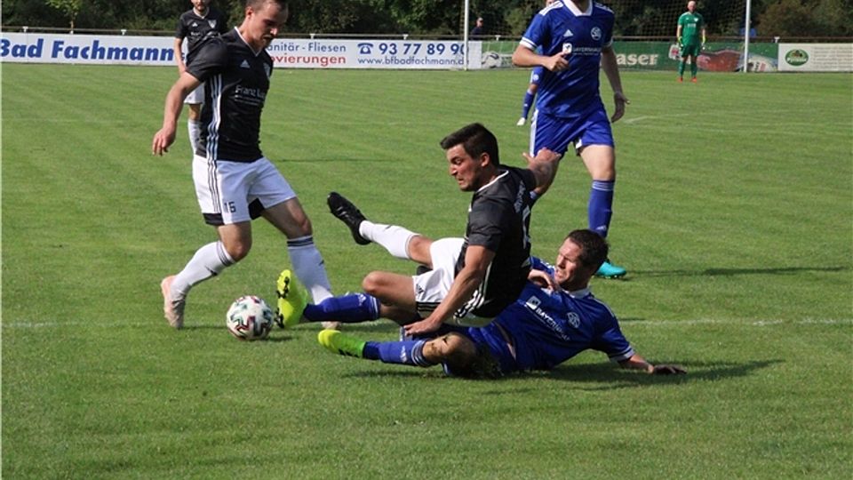 Die Woffenbacher Kicker (schwarze Trikots) blieben gegen Schwaig am Ende obenauf.