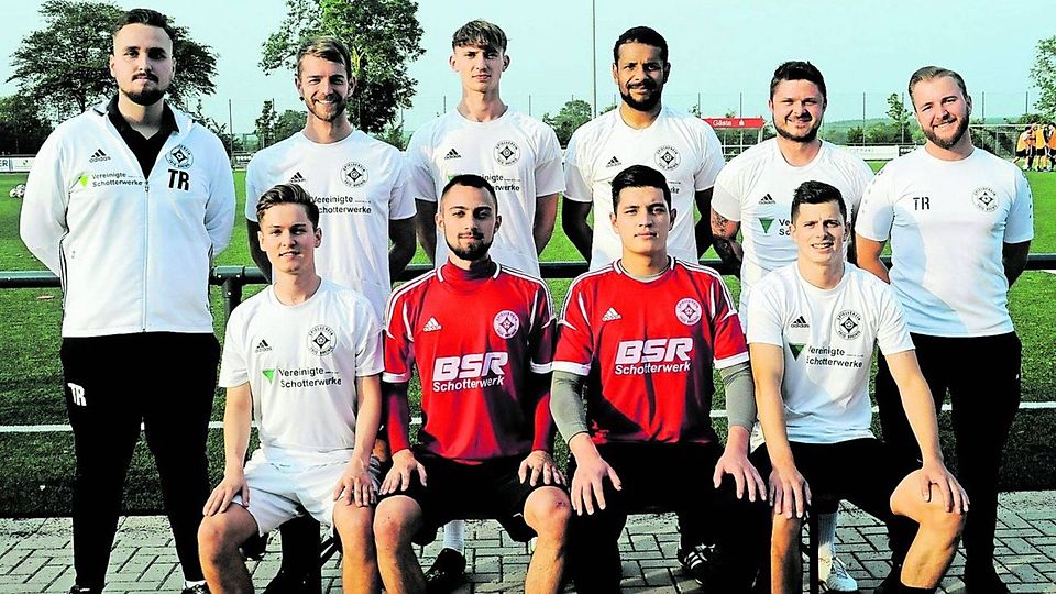 Die neuen Spiele rund die neuen Trainer (h. v. l): Co-Trainer Jasko Celebic, Manuel Krebs, Niklas Mohr, Marvin Brauweiler, Timo Feilhaber, Trainer Kevin Breuer, (u.v. l.) Jannis Finn Petter, Jimmy Frankort, Markus Schäfer sowie Lukas Breuer. Es fehlen: David Neugebauer und Laurin Reski.