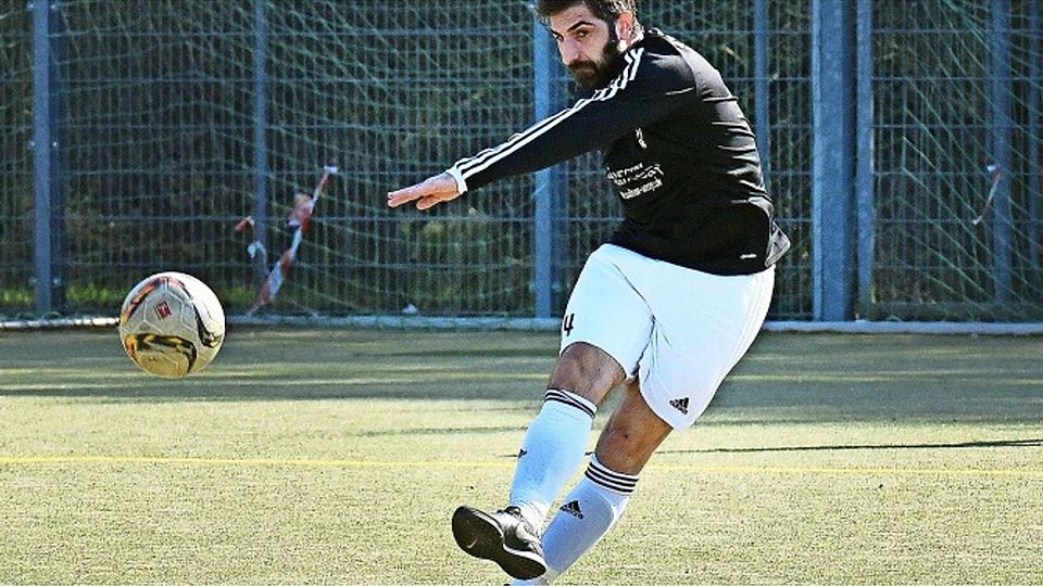 N.A.F.I.-Stürmer Erdal Koyuncu spielte in der Partie gegen seinen Ex-Club Türkspor stark. Doch ein Torerfolg blieb ihm verwehrt. Foto: Günter Bergmann