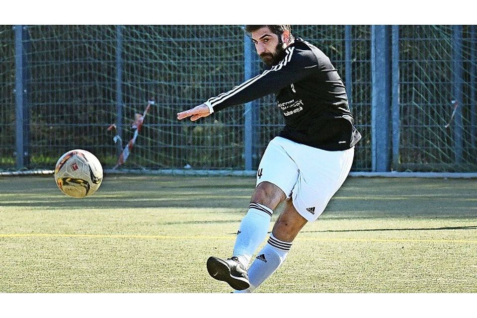N.A.F.I.-Stürmer Erdal Koyuncu spielte in der Partie gegen seinen Ex-Club Türkspor stark. Doch ein Torerfolg blieb ihm verwehrt. Foto: Günter Bergmann