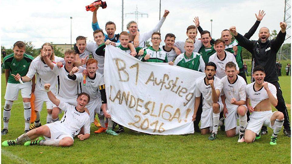 Am letzten Spieltag eroberten die B-Junioren des FC Gundelfingen die Tabellenspitze und bejubeln den Landesliga-Aufstieg.   F.: Holger Hopf