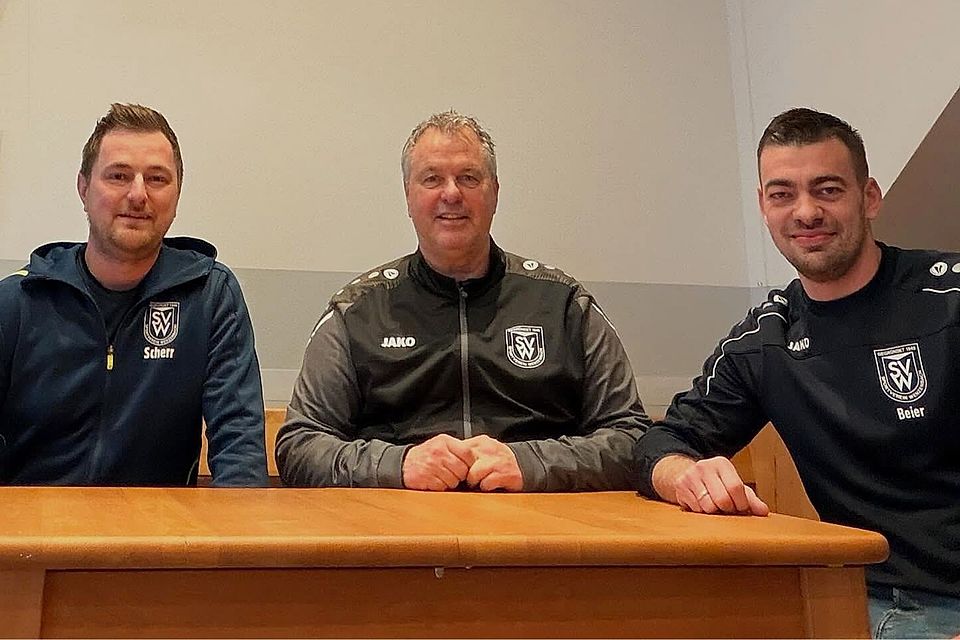 Beim SV Wenzenbach haben die Verantwortlichen um Stefan Scherr (links) und Matthias Beier die Vertragsverlängerung von Cheftrainer Günter Brandl (Mitte) in trockene Tücher gewickelt.