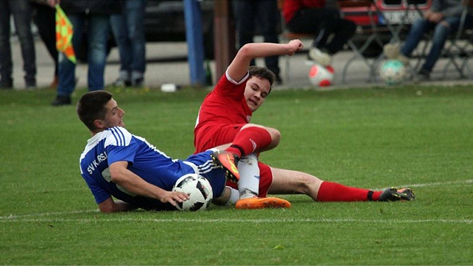 „Auf Duracell-Batterien gelaufen“: Karsaus Christian Keller (links, mit Dominik Dürrschnabel, FCH)  | Foto: Uwe Rogowski
