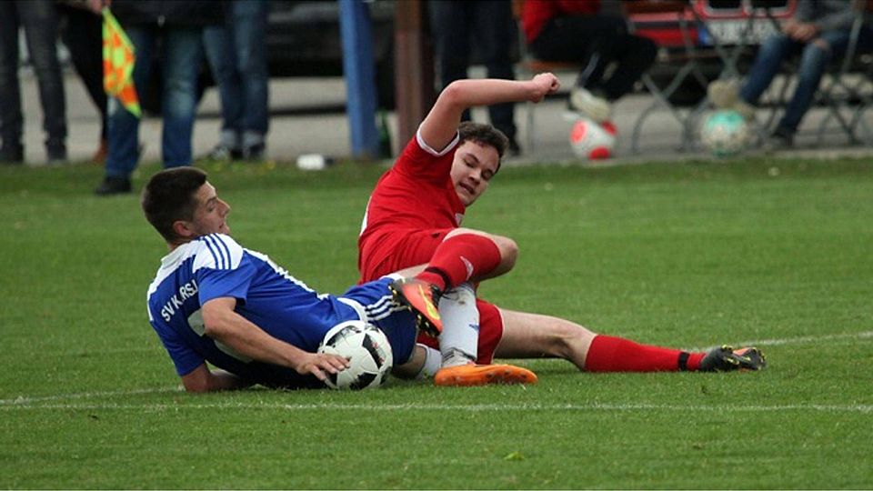 „Auf Duracell-Batterien gelaufen“: Karsaus Christian Keller (links, mit Dominik Dürrschnabel, FCH)  | Foto: Uwe Rogowski