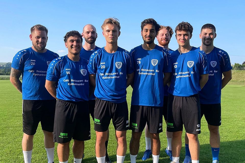 Von links: Co-Trainer Michael Götzfried, Etien Mendel, Trainer Christoph Bächer, Moritz Hohmann, Bertan Yildirim, Abteilungsleiter Roman Hagengruber, Tim Müller und Abteilungsleiter Christian Holzapfel. Es fehlen die Neuzugänge Benedikt Paul und Ben Pritschet.