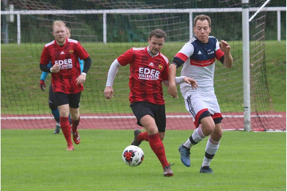 Rettete den Otterfinger Punkt: Stefan Ott (am Ball) schoss beide Tore für den TSV beim TSV Peißenberg. Roland Halmel