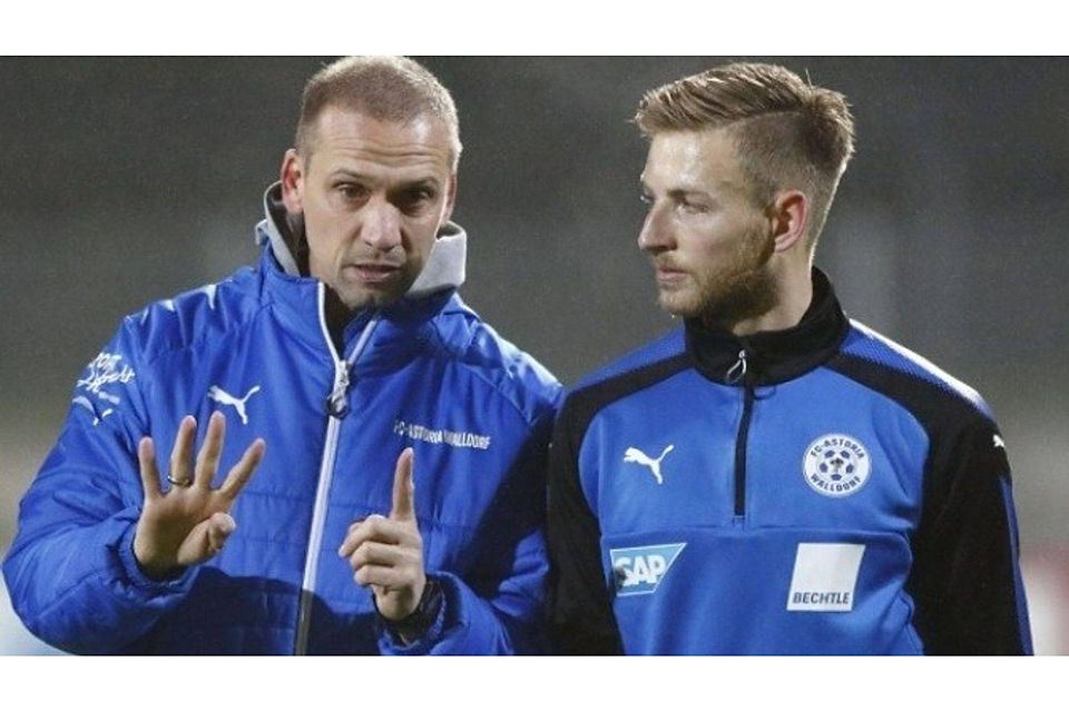 Timo Kern (r.) verlässt den FCA und seinen Trainer Matthias Born. F: Pfeifer