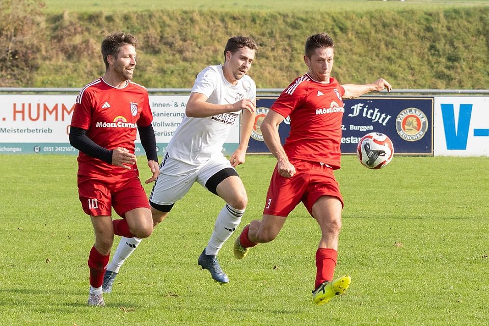 Ein hartes Stück Arbeit hatten Stefan Kelz (Mi.) und der TSV Burggen/Bernbeuren zu leisten, bis der Sieg über den TSV Peiting (links Stephan Schleich, rechts Quirin Werner) unter Dach und Fach war.