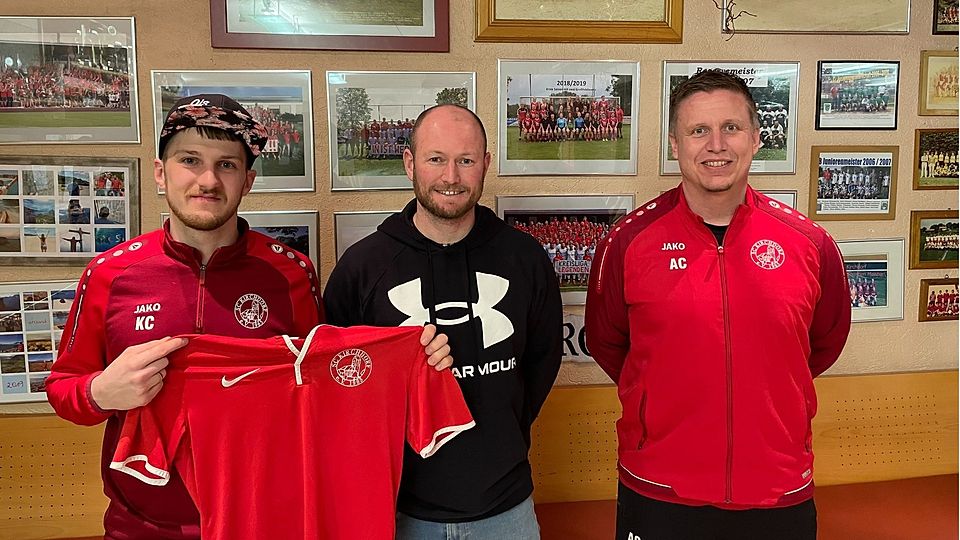 Die beiden Kirchdorfer Abteilungsleiter Christian Artmeier (re.) und Christoph Käufl (li.) mit Neu-Trainer Bastian Schweiger 