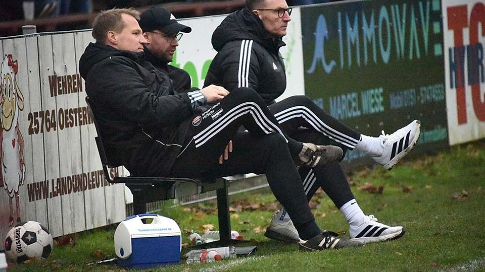 Die Trainerbank des  Heider SV im Spiel gegen den MTSV Hohenwestedt. Rechts Markus Wichmann.
