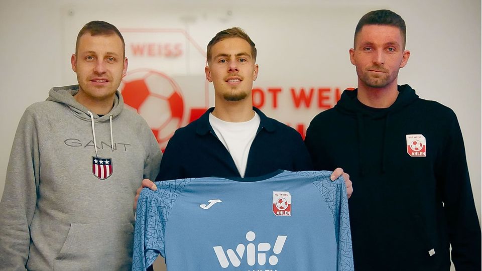 Chefcoach Marcel Stöppel (links) und Torwart-Trainer Marvin-Allmendinger (rechts) mit Lukas van Ingen.