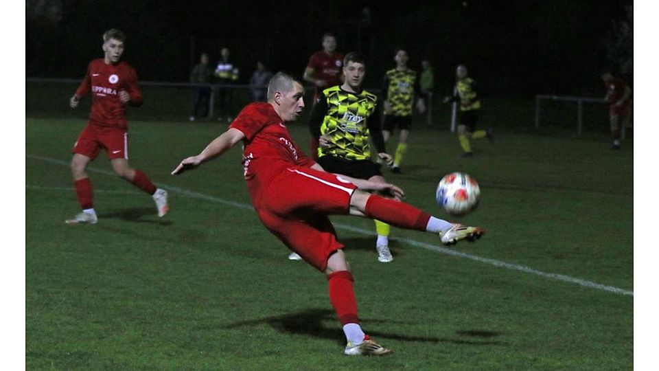 TuS Neuhausen-Spieler Steven Junkert, der in dieser Szene artistisch abschließt, gewann mit seiner Mannschaft das Flutlichtspiel gegen Knittelsheim.	Foto: Christine Dirigo/pakalski-press