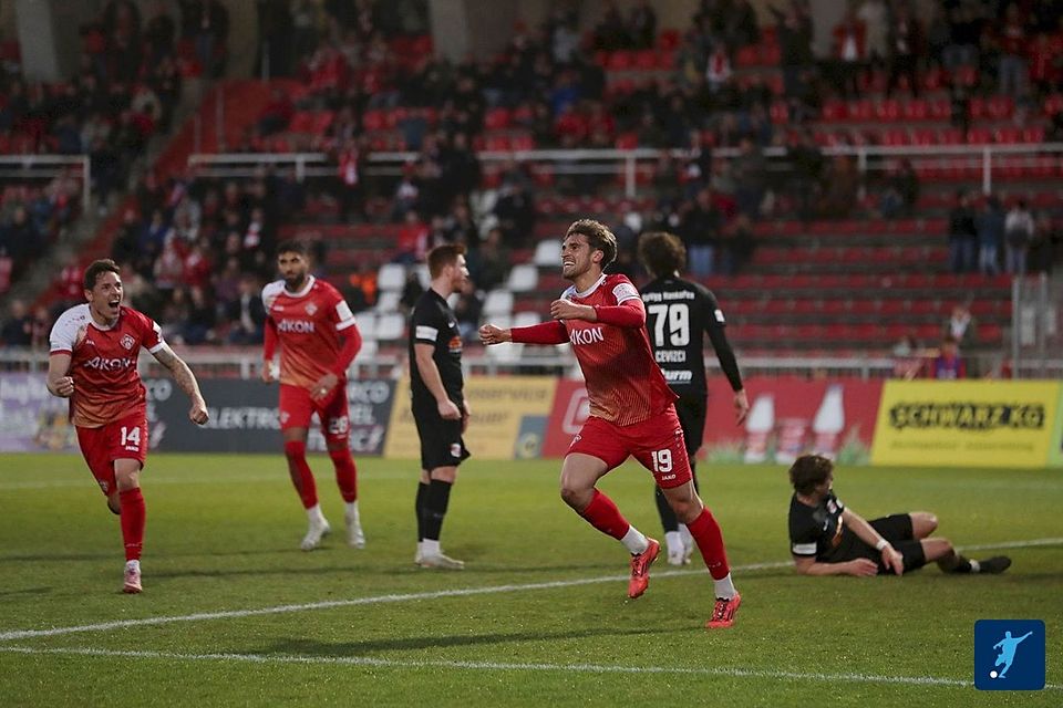 Zwei Gegensätze am heutigen Spieltag: Würzburg jubelt -  Hankofen am Boden