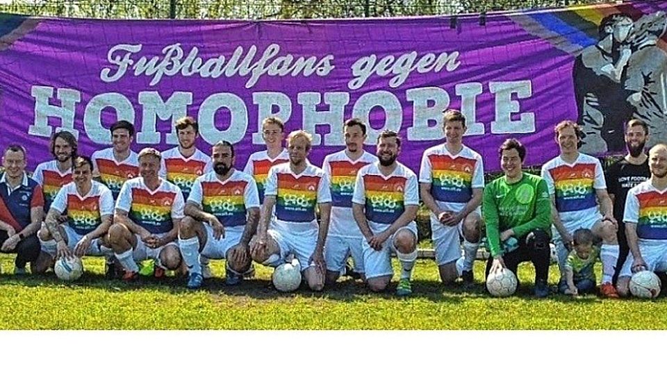 Roter Stern Flensburg präsentierte das wohl erste Trikot im Regenbogen-Design im Vereinsfußball. Foto: Lennard Wencke