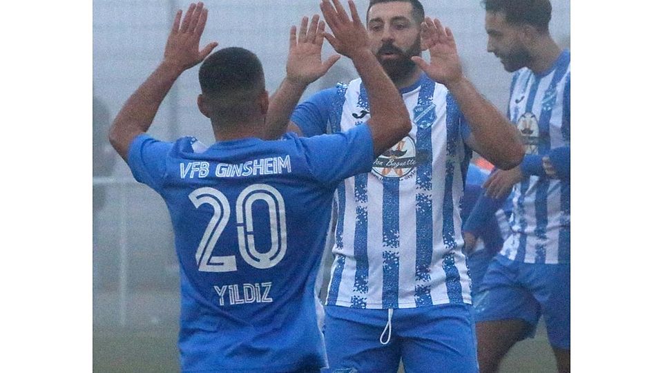 Können sich über einen weiteren Dreier in der Gruppenliga freuen (von links): Mehmet Yildiz (ein Treffer), Can Cemil Özer (zwei Treffer) und Maximilian Gross (ein Treffer) vom Spitzenreiter VfB Ginsheim haben einen großen Anteil am 6:1-Sieg über die SKV Büttelborn.	Foto: André Dziemballa