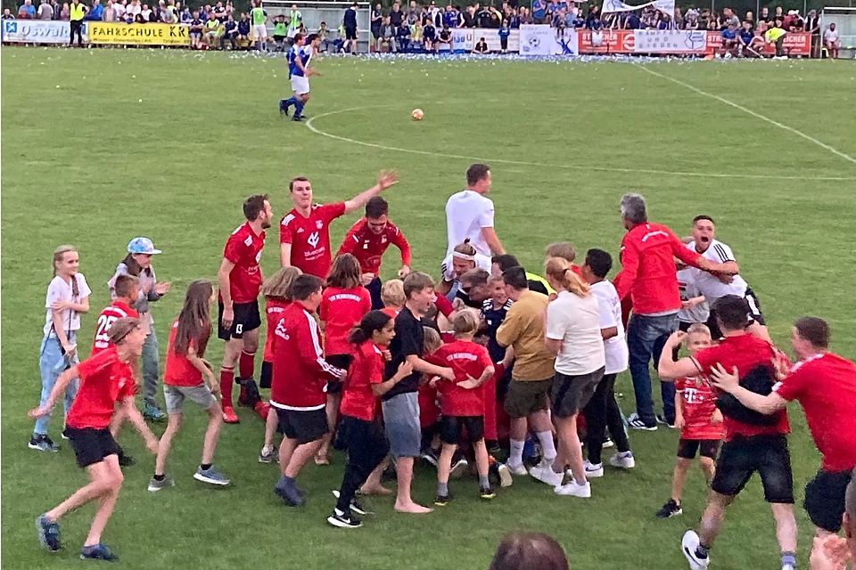 Riesiger Jubel beim TSV Hengersberg nach dem Siegtor in Minute 118.