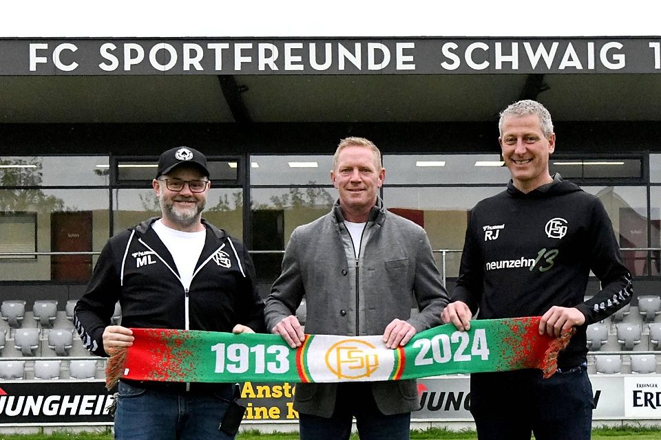 Herzlich willkommen: Vorsitzender Robert Jell (r.) und Sportlicher Leiter Wolfgang Lang (l.) begrüßen den neuen Trainer Christian „Wiggerl“ Donbeck.