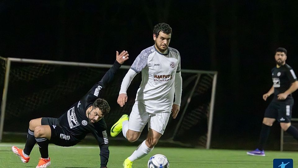 An diesem Abend einfach besser: SKG Wiesbaden (in weiß) bezwingt Germania Wiesbaden (schwarze Trikots) auswärts mit 5:0 im Kreispokal und steht damit im Halbfinale. 