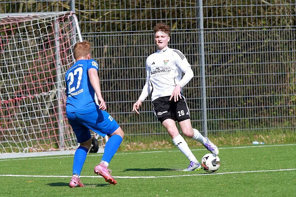 Lucas Sylla (re., TSV Kronshagen), hier gegen Friedrichsbergs Tim Asmussen, hämmert den Ball zum 2-2 ins Dörpumer Gehäuse.