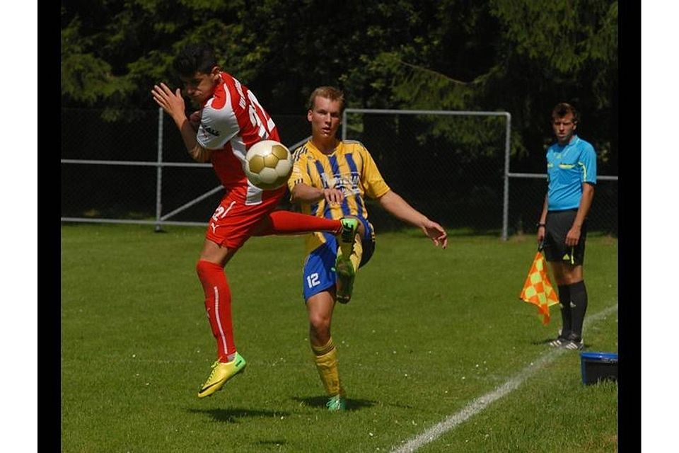 SG-Abwehrspieler Alexander Günther (rechts) klärt von VfB-Angreifer Burak Avas. Foto: Niebergall