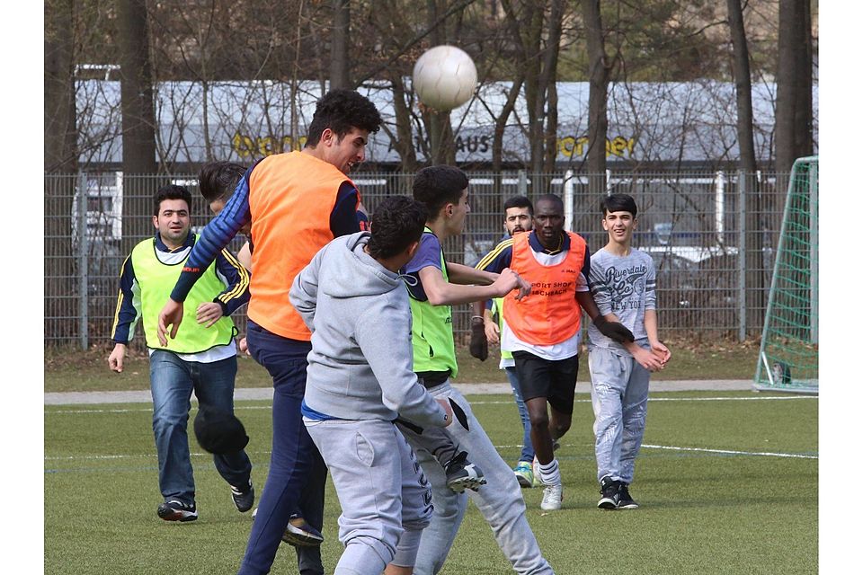 Fußballspielen bei Wind und Wetter, um die Angst, die Erinnerungen und das Warten ein wenig zu verdrängen: Flüchtlinge beim VfL Nürnberg. F: Fengler