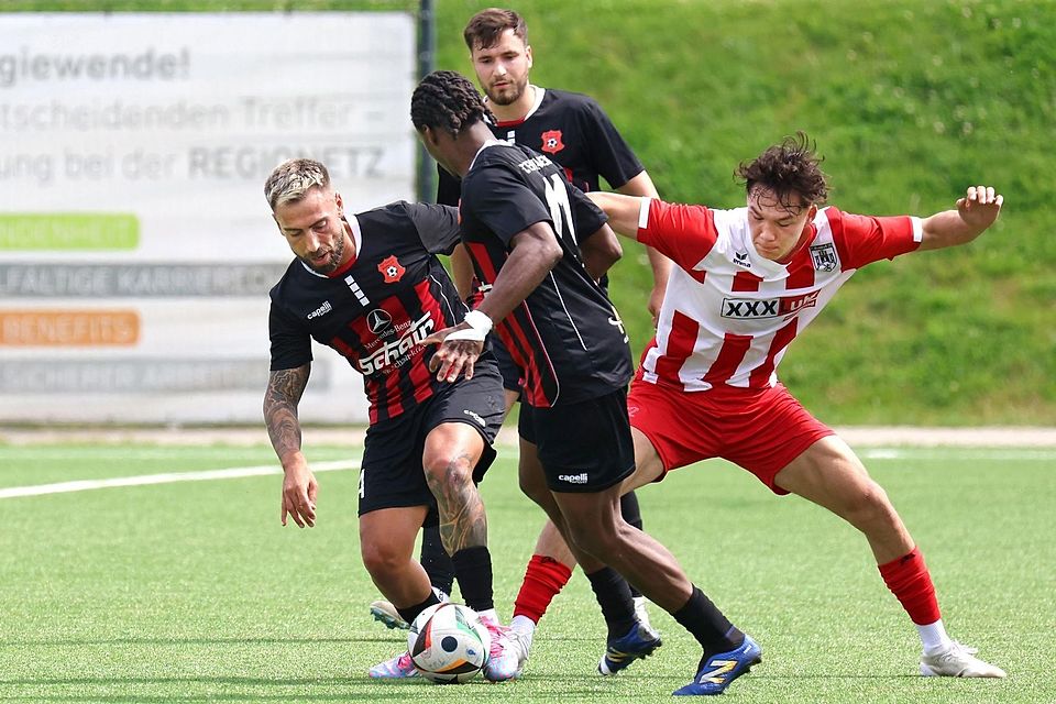 Die Weidener Leon Ruhrig und Yassine Ali Gnondi im Duell mit einem Hennefer.  Fußball Mittelrheinliga: FC Teutonia Weiden (in schwarz) gegen FC Hennef;