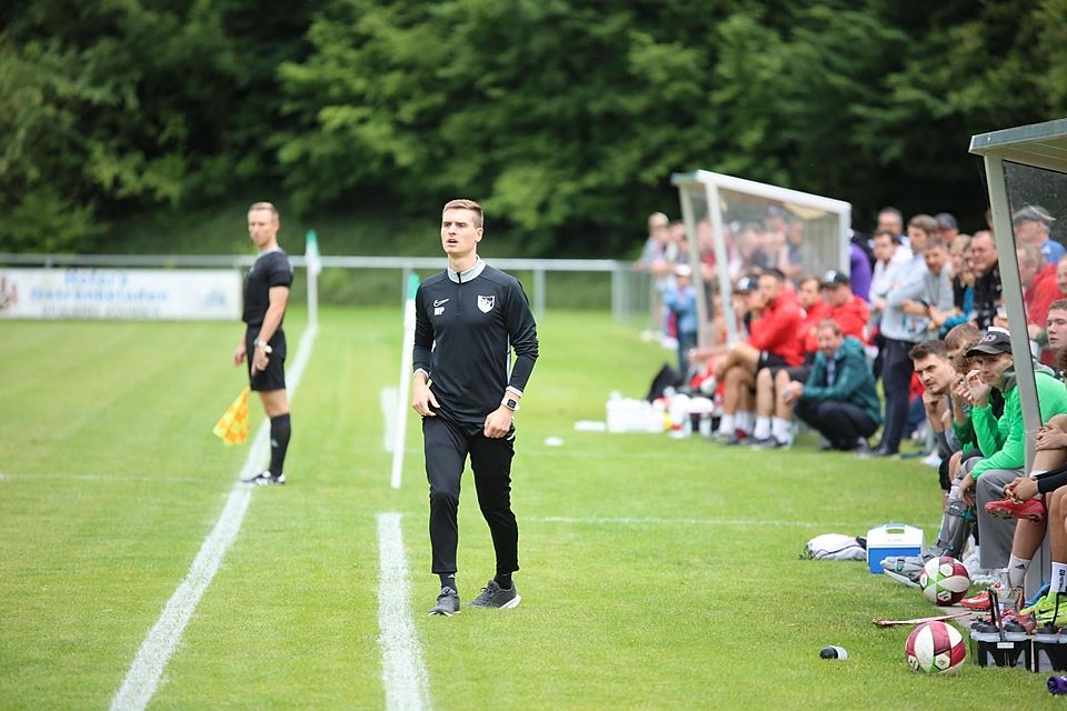 Ziemlich zufrieden nach dem Auswärtssieg: Jetzendorfs Trainer Markus Pöllner.