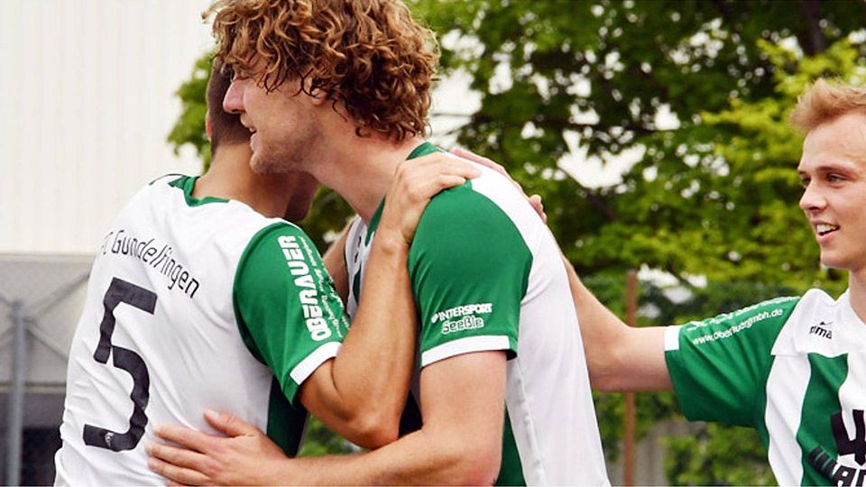 Der Moment des Abschieds: Nach 20 Jahren im grün-weißen Trikot wird Christoph Schnelle (Mitte) von Kapitän Tiemo Reutter (5) umarmt, während Siegtorschütze Janik Noller dem FCG-Urgestein anerkennend auf die Schultern klopft.   F.: Walter Brugger