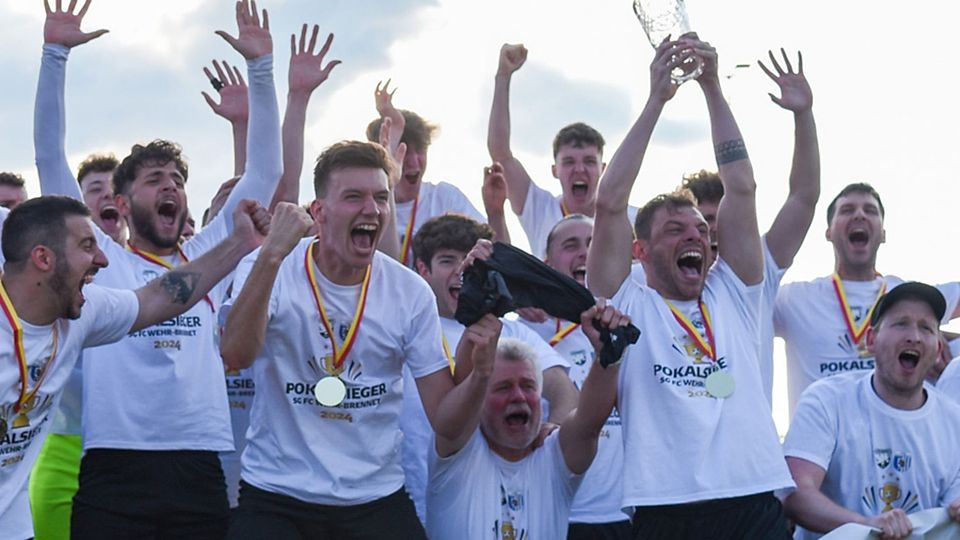 Große Freude bei den Fußballern der SG FC Wehr-Brennet nach dem Finalsieg im Elfmeterschießen gegen den VfR Bad Bellingen  | Foto: Gerd Gründl