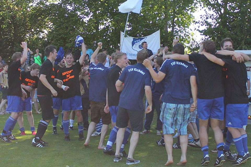 Berechtigter Jubel nach einem packenden Duell: Mit dem Siegtreffer kurz vor Schluss machten die Kirchdorfer den Aufstieg klar.  Foto: Julia Buchmaier