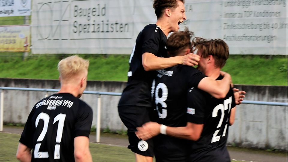 Bejubeln den Treffer von Tom Voss (r.) zum zwischenzeitlichen 3:0: die Spieler des SV Breinig.⇥Foto: Lars Brepols