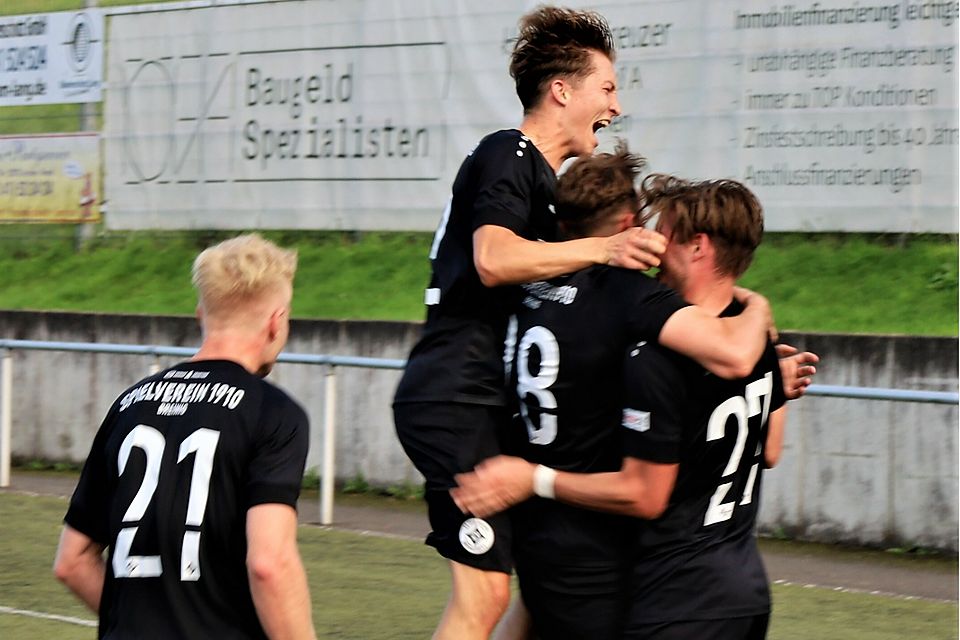 Bejubeln den Treffer von Tom Voss (r.) zum zwischenzeitlichen 3:0: die Spieler des SV Breinig.⇥Foto: Lars Brepols
