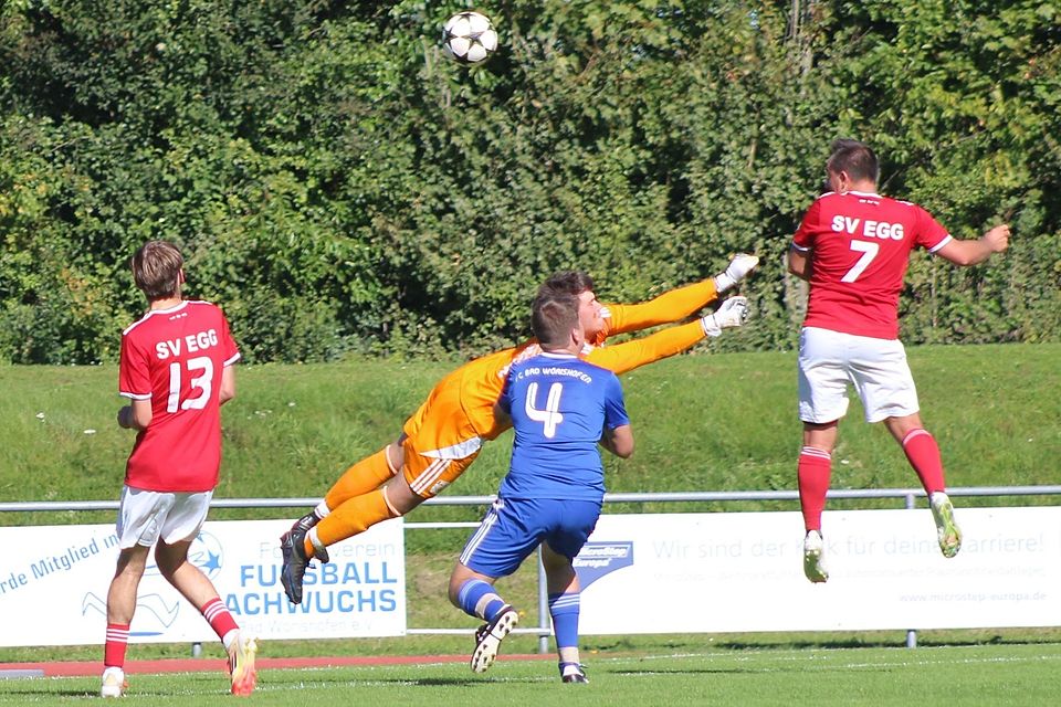 In einer nervenaufreibenden Partie trennten sich der FC Bad Wörishofen (blaue Trikots) und der SV Egg am Ende mit einem schier unglaublichen 5:5-Remis.