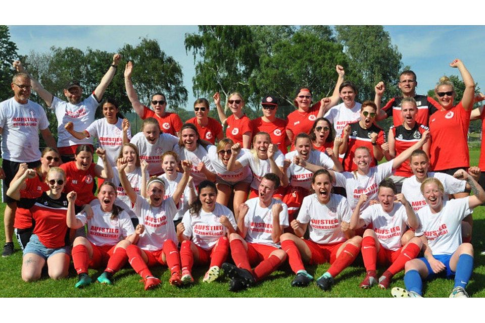 Glücklich am Ziel: Die Frauen von Rot-Weiß Rehme feiern den Aufstieg in die Bezirksliga. ⋌Foto: Maximilian Harre