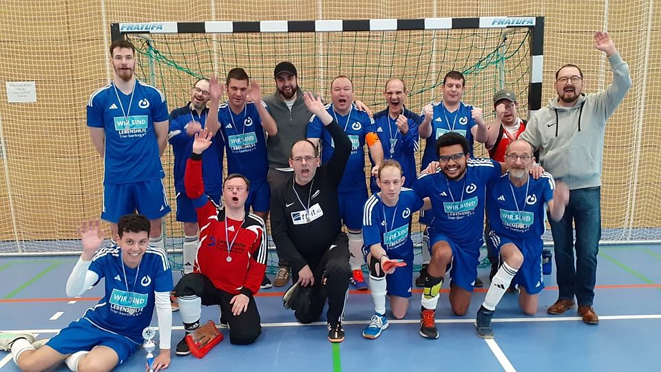 Zwar reichte es am Ende nicht zum ganz großen Wurf, aber auch über den zweiten Platz konnte das Inklusionsteam der Lebenshilfe-Kreisvereinigung Trier-Saarburg (Vierter oben von links: Trainer Lukas Zimmer, rechts: Vorstand Kilian Zender) jubeln.