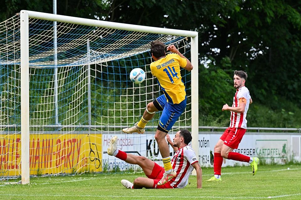 Manuel Tutschka grätscht ins Leere, Maximilian Lipp kann nur noch zuschauen: Manuel Appel wuchtet den Ball im zweiten Versuch zum Inchenhofener 1:0 ins Affinger Tor.